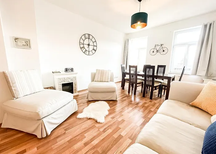 Stilvolles Apartment mit 2 Schlafzimmern&Balkon - nahe Flughafen, Porsche und Messe